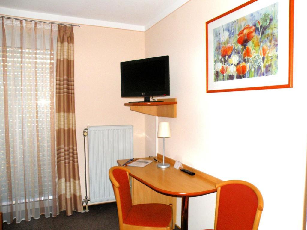 Zum Schwarzen Baeren Hotel Vohenstrauss Kamer foto