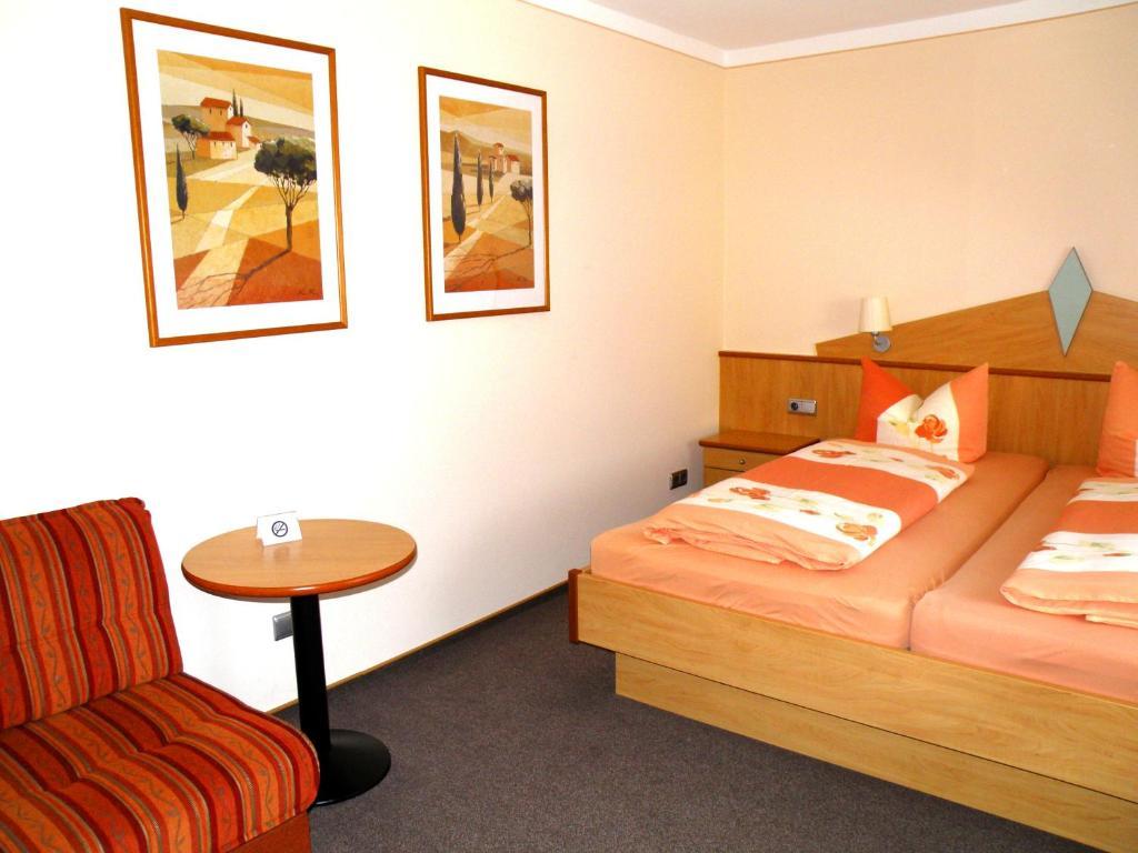 Zum Schwarzen Baeren Hotel Vohenstrauss Buitenkant foto