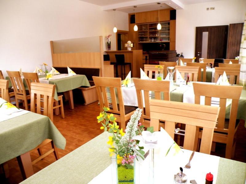 Zum Schwarzen Baeren Hotel Vohenstrauss Buitenkant foto