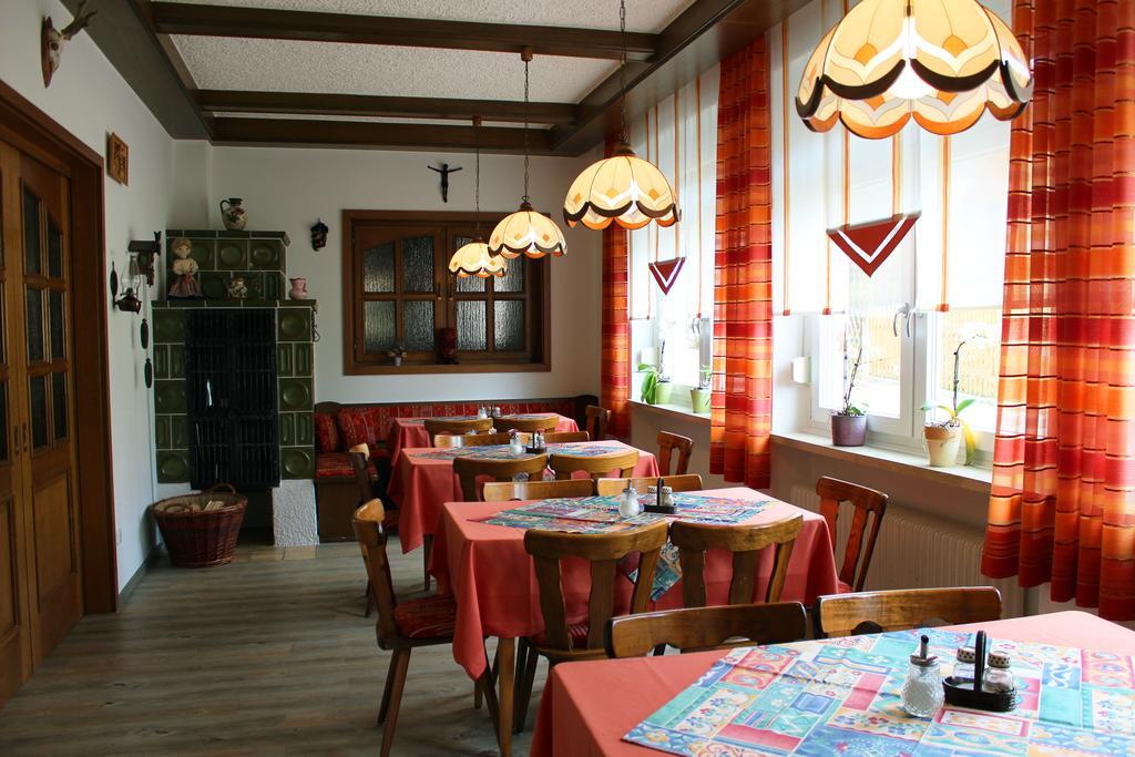 Zum Schwarzen Baeren Hotel Vohenstrauss Buitenkant foto