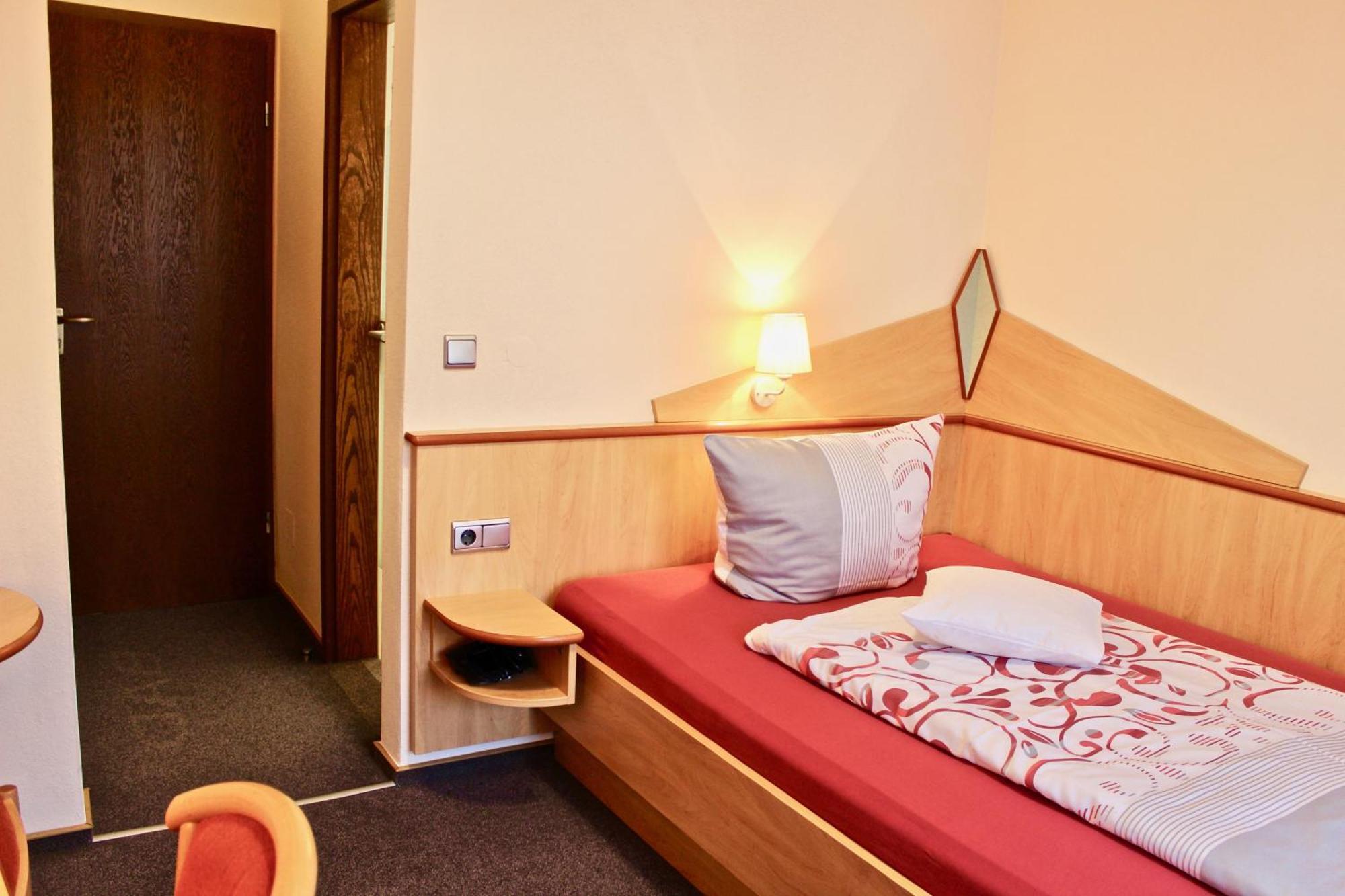 Zum Schwarzen Baeren Hotel Vohenstrauss Buitenkant foto