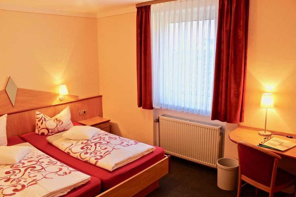 Zum Schwarzen Baeren Hotel Vohenstrauss Buitenkant foto