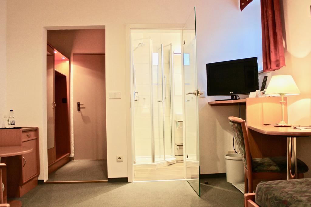 Zum Schwarzen Baeren Hotel Vohenstrauss Buitenkant foto