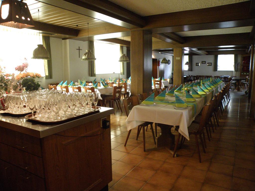 Zum Schwarzen Baeren Hotel Vohenstrauss Buitenkant foto