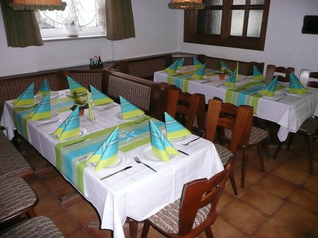 Zum Schwarzen Baeren Hotel Vohenstrauss Buitenkant foto