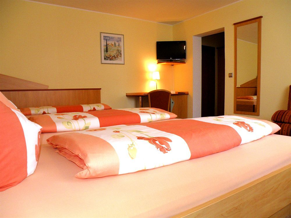 Zum Schwarzen Baeren Hotel Vohenstrauss Buitenkant foto
