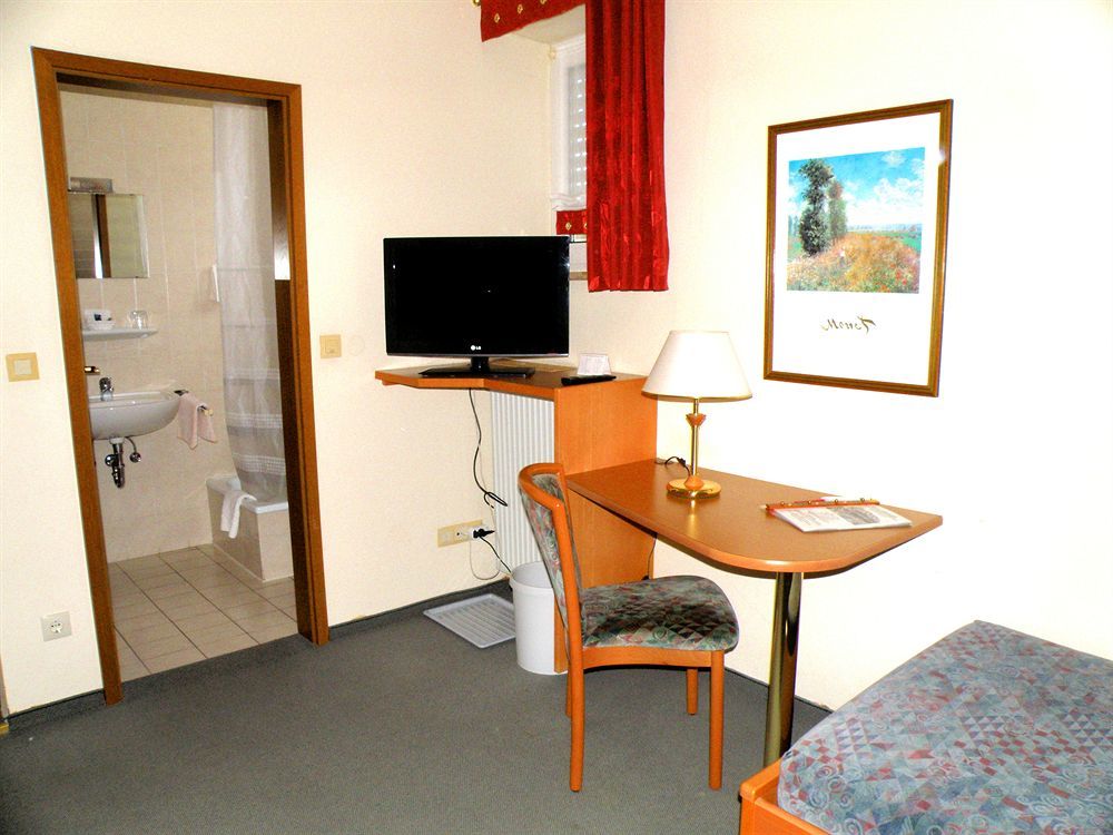 Zum Schwarzen Baeren Hotel Vohenstrauss Buitenkant foto