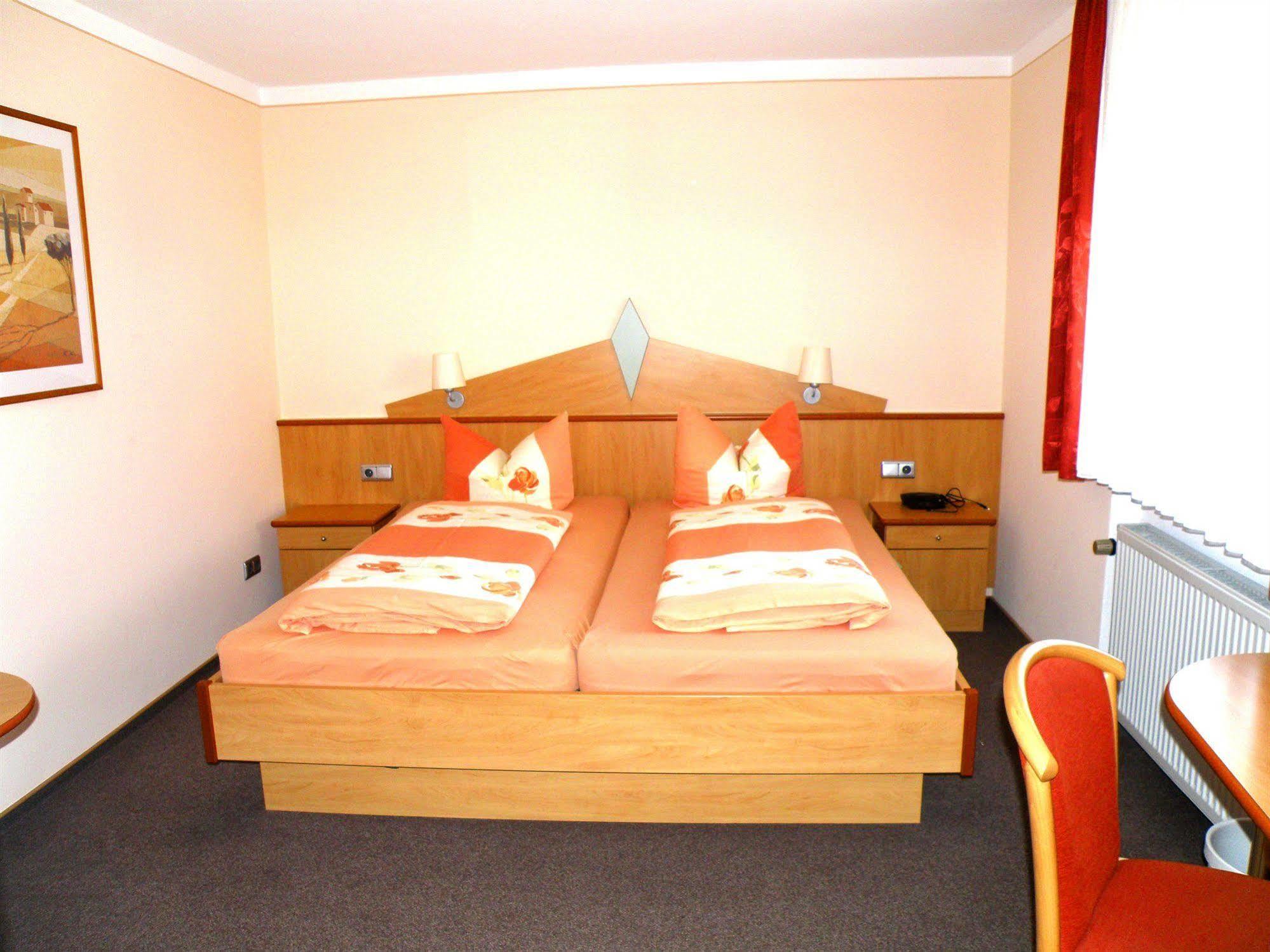 Zum Schwarzen Baeren Hotel Vohenstrauss Buitenkant foto